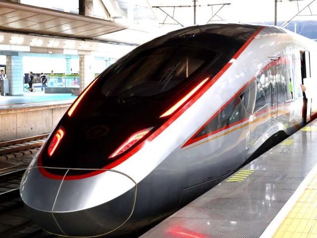 担当首发列车本务的cr400bf复兴号智能动车组.舒家奎/摄