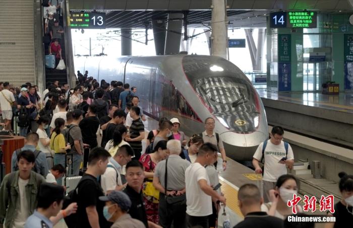 &nbsp;&nbsp;资料图。旅客进站。中新社记者 张畅 摄