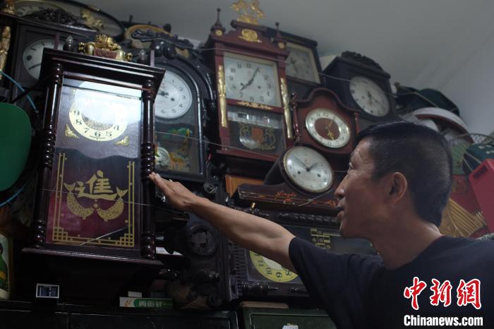 近40个品种的"金声牌"挂钟,锈迹斑驳的老式风扇,用红漆印上工厂名的
