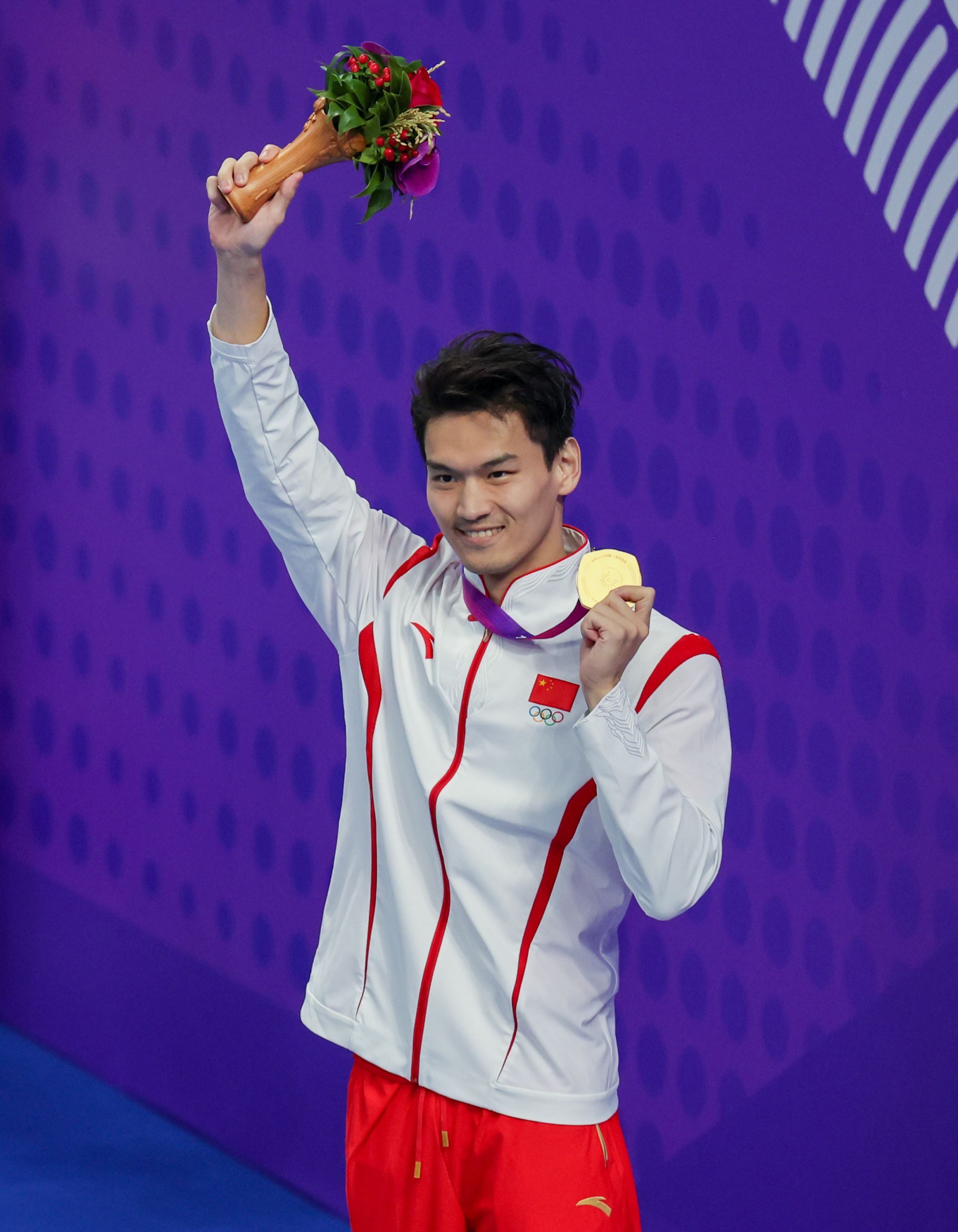 徐嘉余在男子50米仰泳决赛中夺得冠军