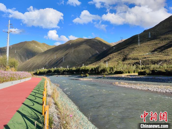 玉树市新寨街道的琼龙公园沿河步道.记者陈溯摄