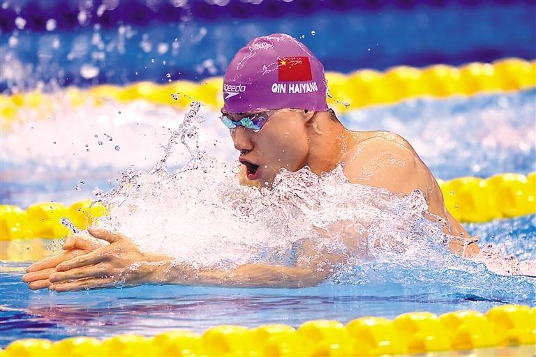 图为中国选手覃海洋在男子100米蛙泳预赛中.新华社记者 黄宗治 摄