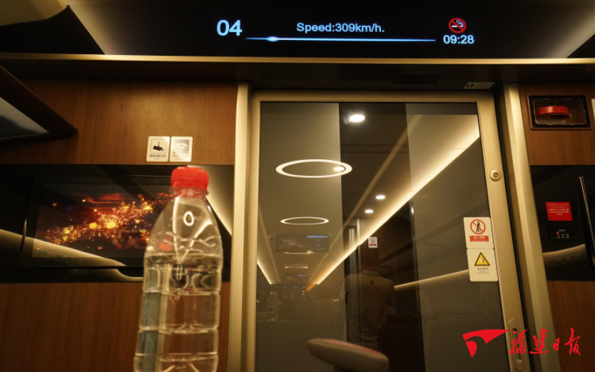 福州动车段技术科科长张仁强表示,强大的信息系统为列车"保驾护航".