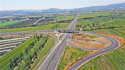 摄影报道近日,赤峰境内在建的经(棚)乌(兰布统)高速公路,508国道小