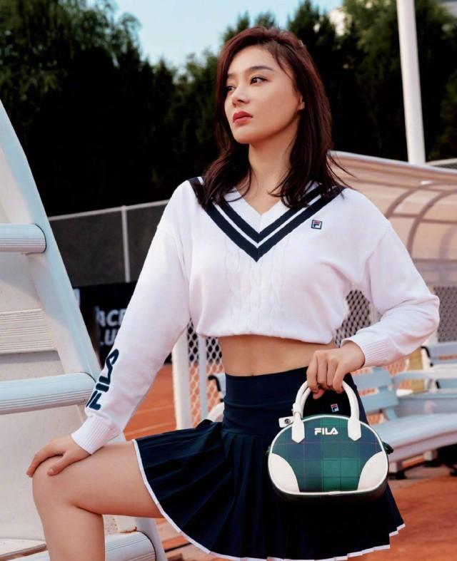 袁姗姗网球运动风写真释出 穿短衫露腹肌长腿身材好
