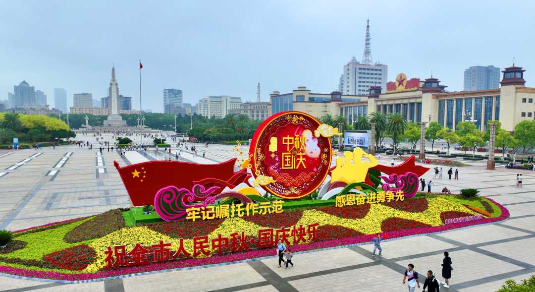 南昌八一广场奋进新征程建功新时代主题立体花卉造型亮相