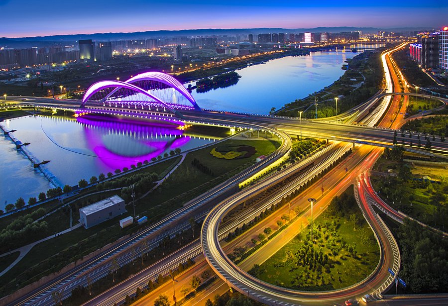 图为太原汾河南中环桥夜景.马青海摄