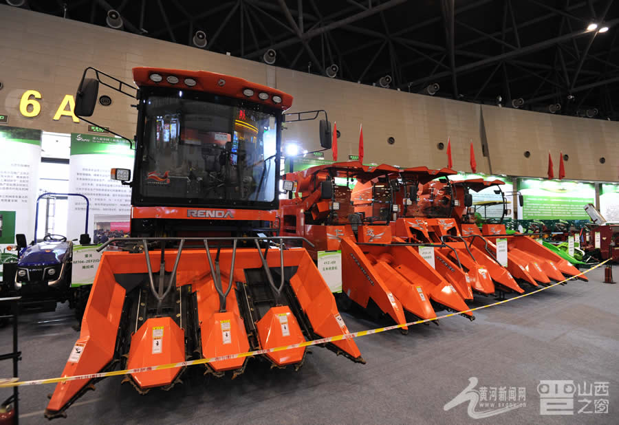 图为农交会现代新型农机装备展区内展示的现代农具.