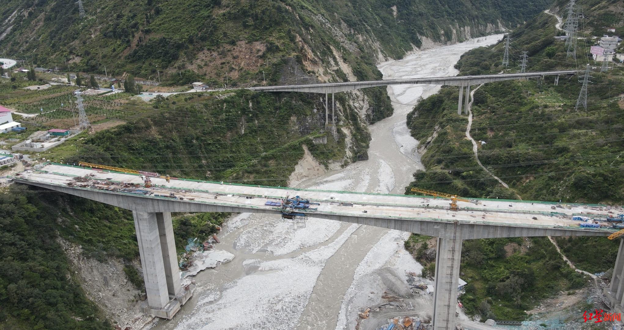 预计2025年通车泸石高速公路金光特大桥双幅合龙