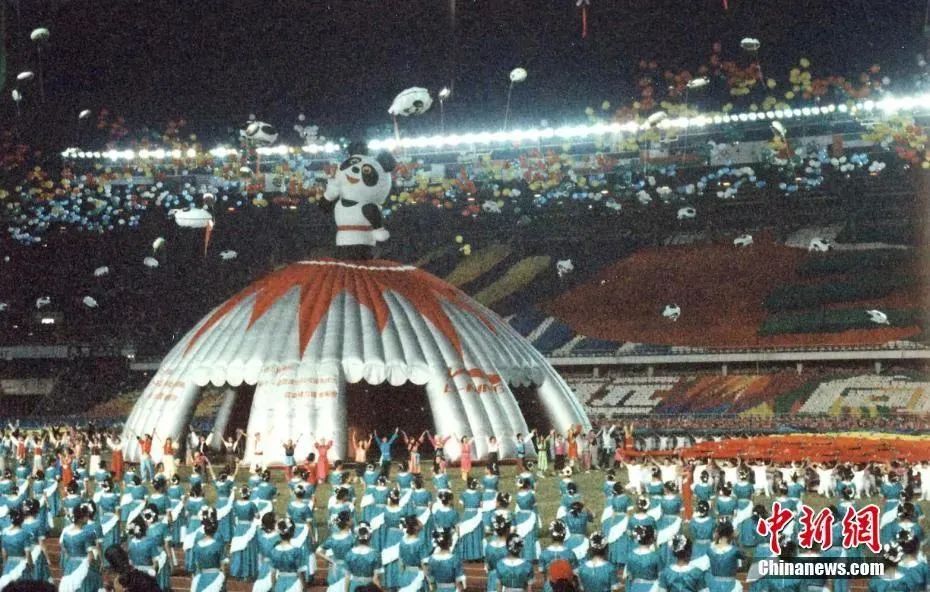 1990年9月22日，北京，第11届亚运会开幕式现场（图片来源：中国新闻网）
