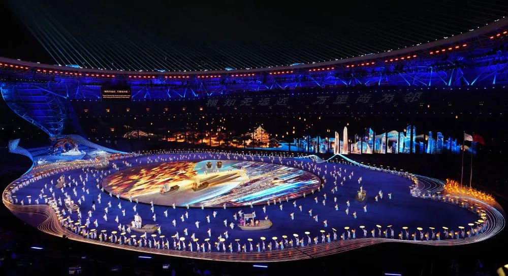 2023年9月23日，演员在杭州亚运会开幕式现场表演（图片来源：新华网）