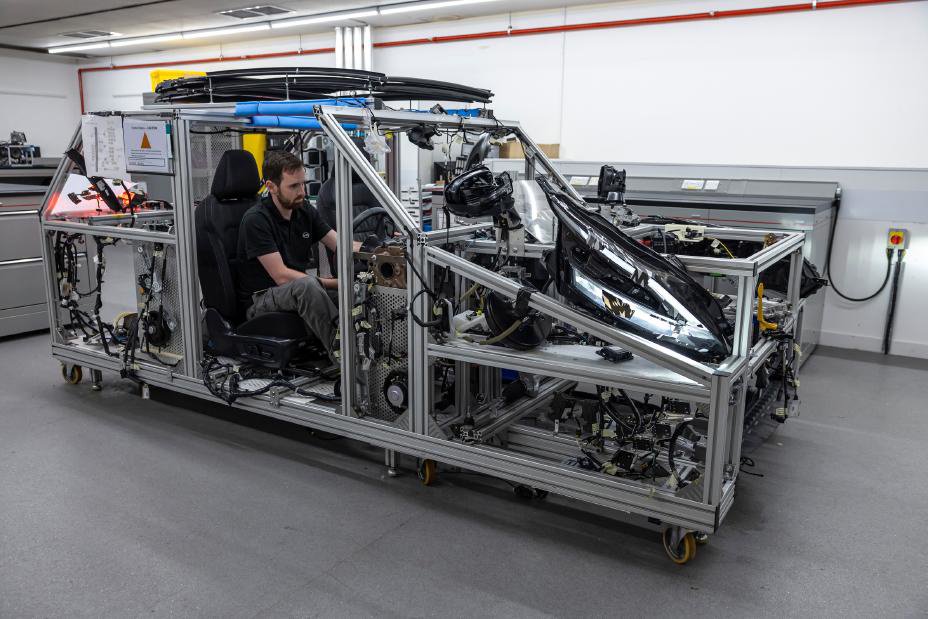 日产展示全新纯电概念车 计划到2030年在欧洲实现完全电汽化