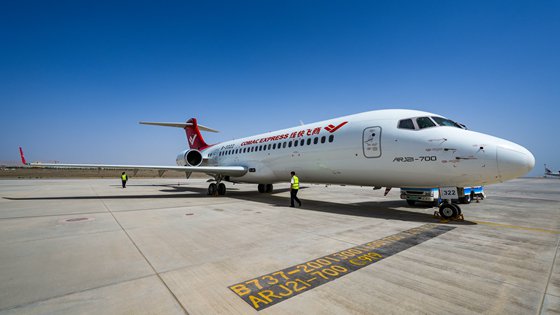 近日,随着一架arj21飞机从库车龟兹机场飞抵乌鲁木齐地窝堡国际机场