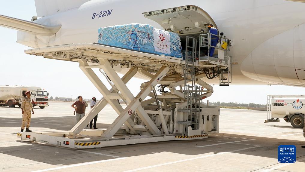 　　9月24日，中国政府援助利比亚紧急人道主义物资运抵利比亚东部班加西机场。新华社发（易卜拉欣·哈迪亚·马吉卜里摄）