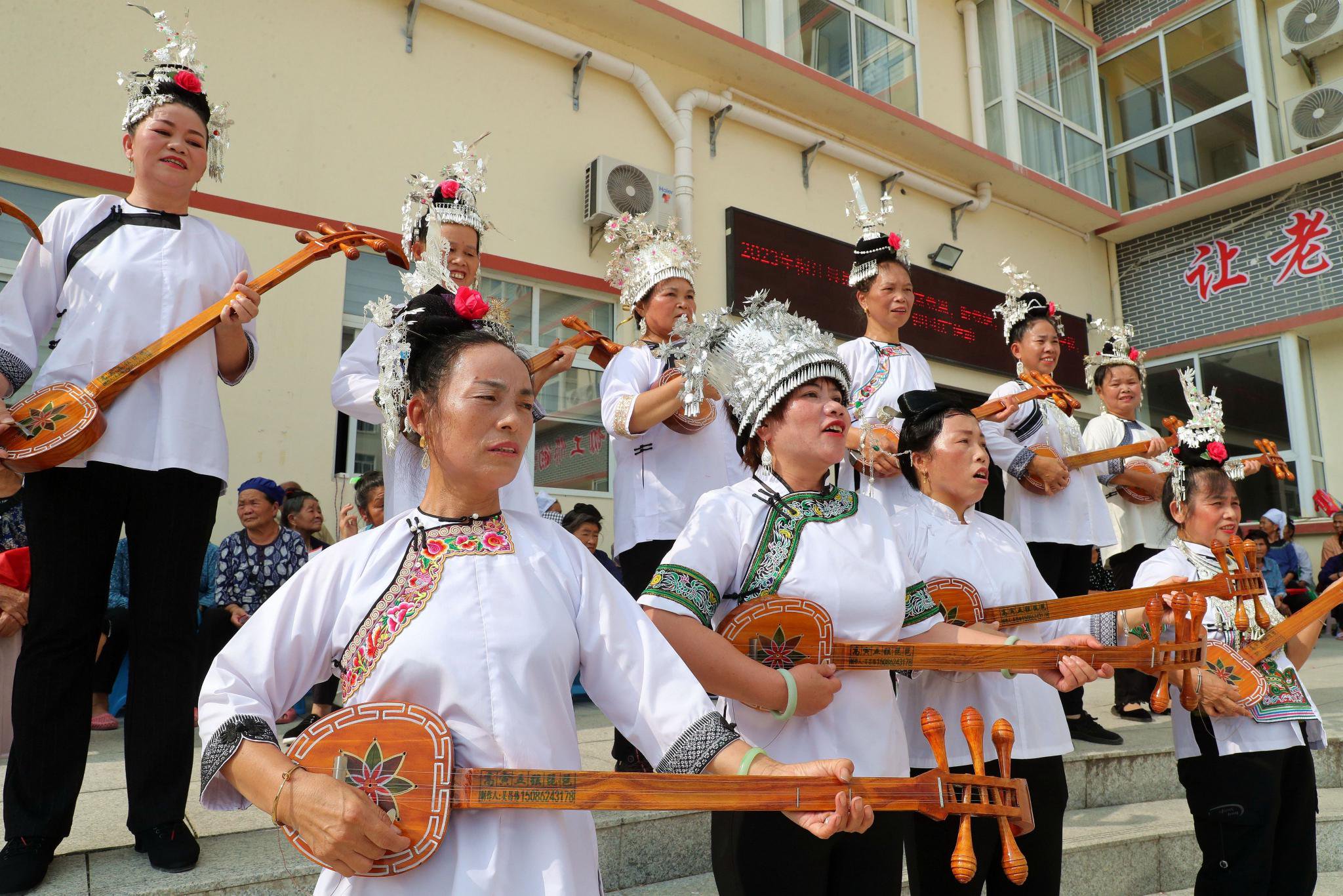 黔东南苗族侗族自治州榕江县车民街道移民安置点,新市民在表演腰鼓舞