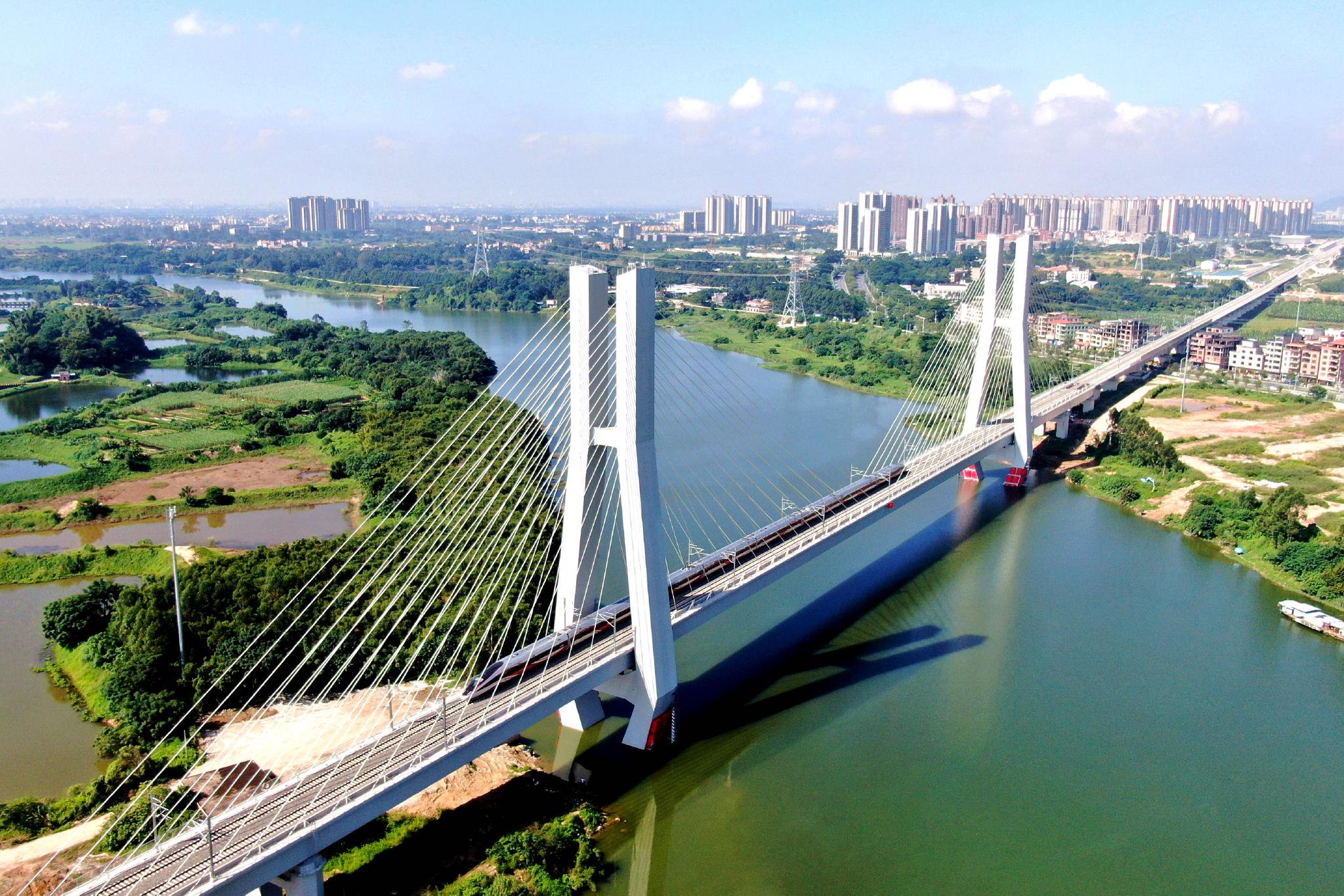 列车行驶在广汕高铁增江特大桥上