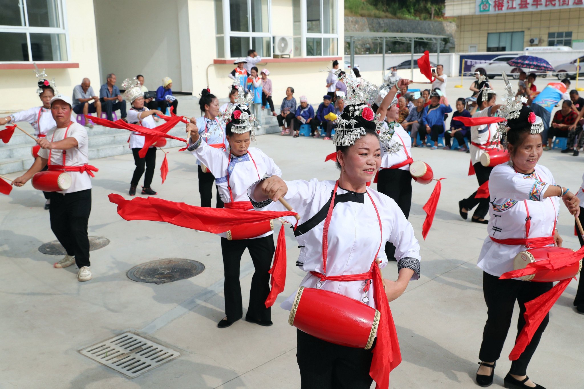 黔东南苗族侗族自治州榕江县车民街道移民安置点,新市民在表演腰鼓舞