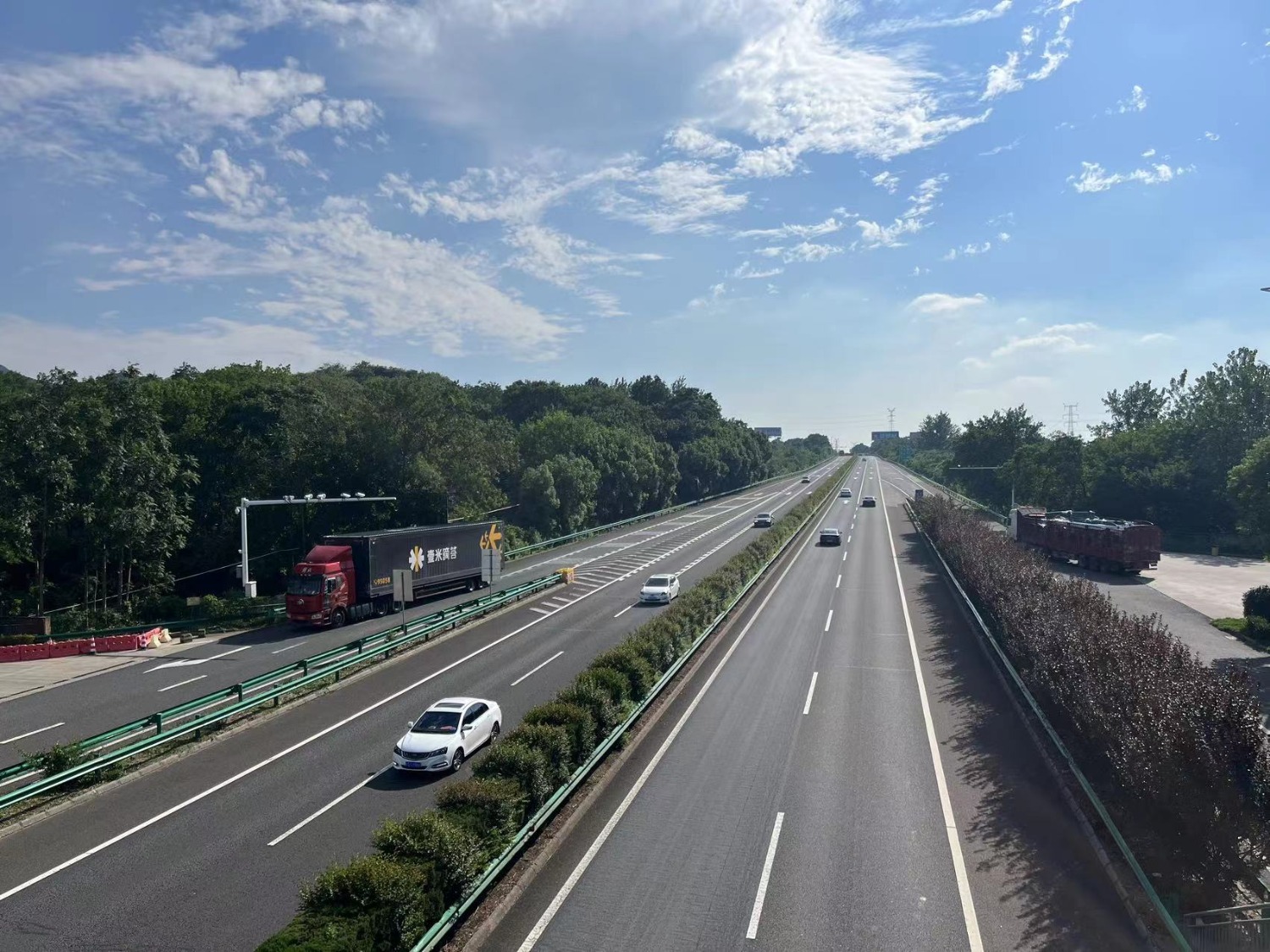 图为:8月31日拍摄的沿江高速池州管辖段(新华社记者 杨溢仁摄)