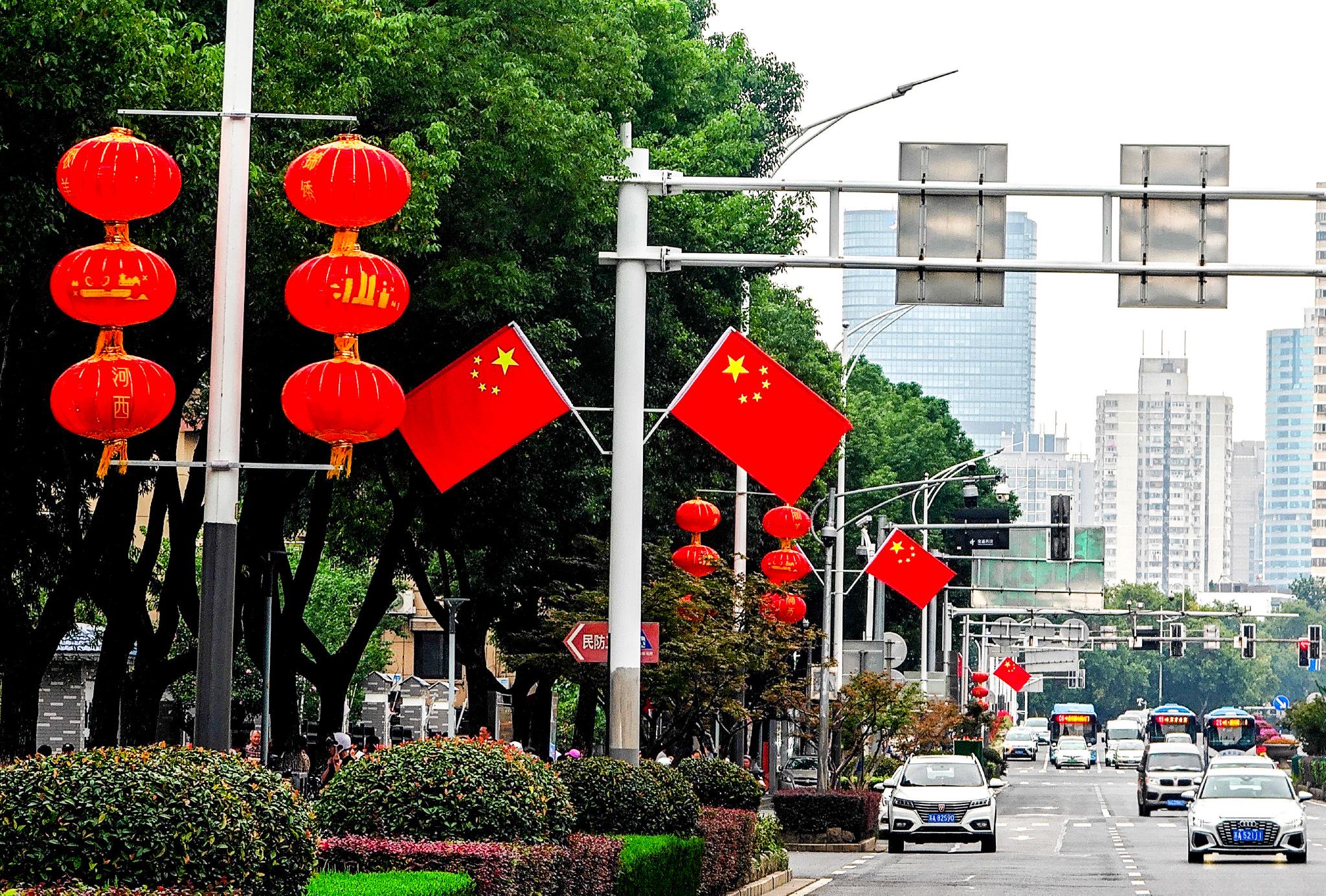 大红的灯笼,中国结高高悬挂……中秋,国庆双节将至,南京街头的节日