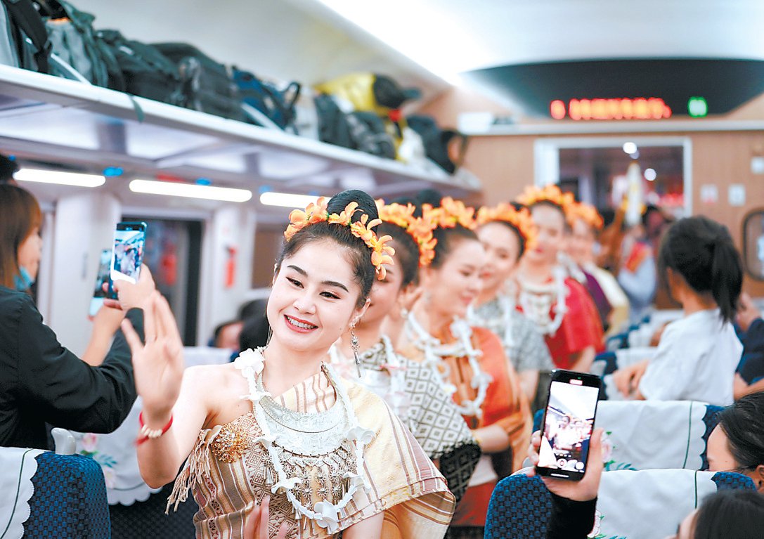 老挝工作人员在d887次国际旅客列车上表演.新华社发(资料图片)