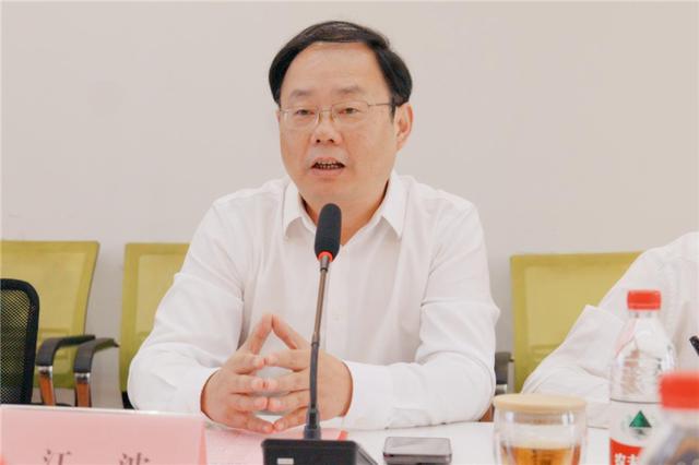 重庆日报报业集团党委委员,副总裁江波