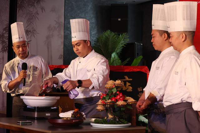 在四川饭店建店64周年活动上,四川饭店品牌总厨付立生等厨师展示新