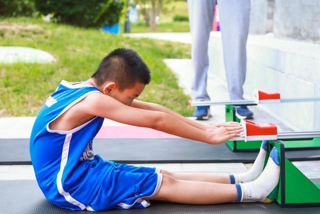 一位小朋友挑战坐位体前屈. 组委会供图