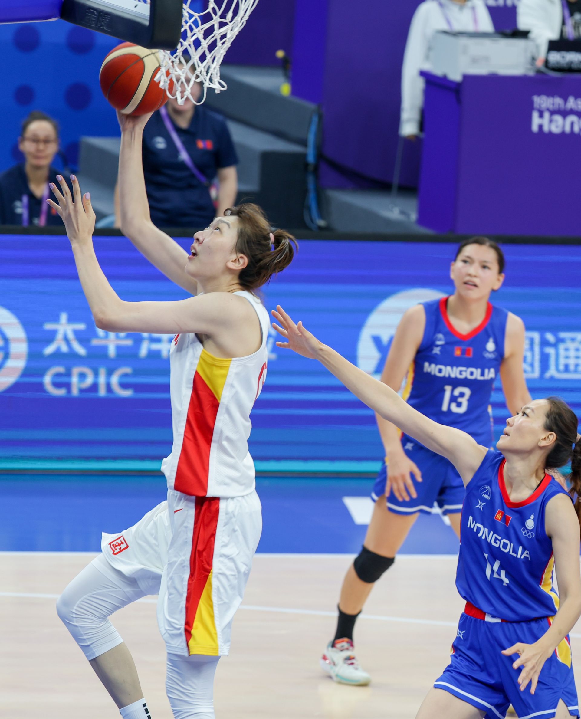 首节比赛,中国女篮派上王思雨,金维娜,李梦,黄思静和韩旭5人首发.