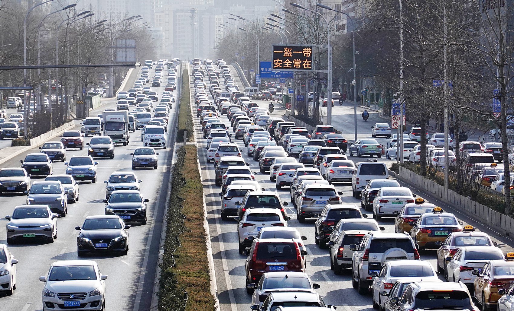 北京东三环车流 图片来源:视觉中国