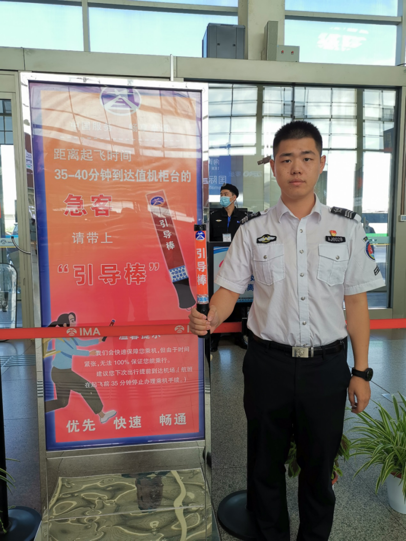 呼和浩特机场安检护卫部旅检一室负责人刘山峰:"螃蟹作为活体动物是