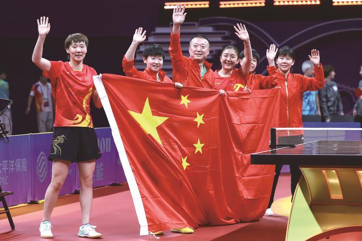 9月26日,中国队选手王曼昱,孙颖莎,教练员马琳,选手陈梦,王艺迪,陈幸