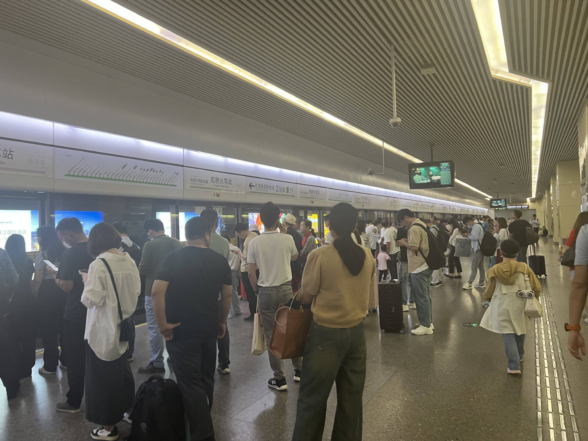 乘客在上海地铁虹桥火车站站候车.澎湃新闻记者 陈逸欣 摄