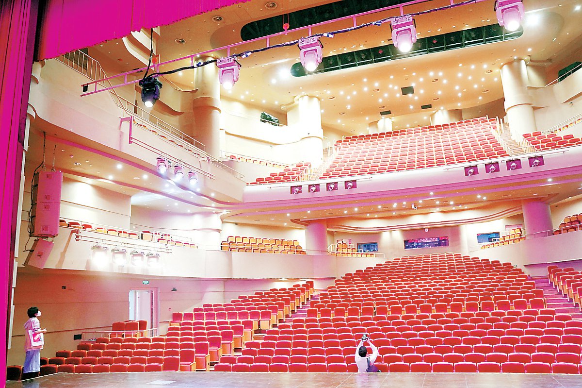 北京喜剧院大剧场室内图.本报记者 方非摄