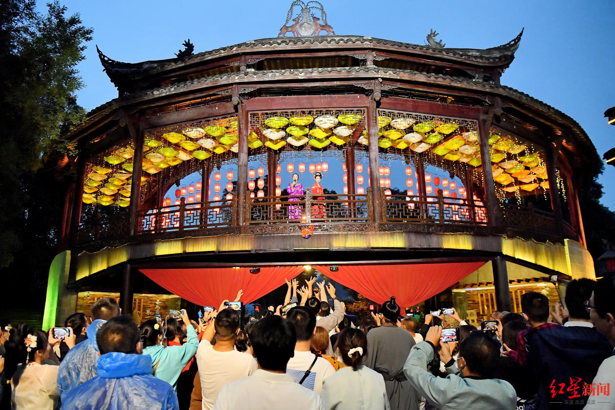 "据邛崃市平乐古镇天台山景区管理局相关负责人介绍,为充分应承"场景