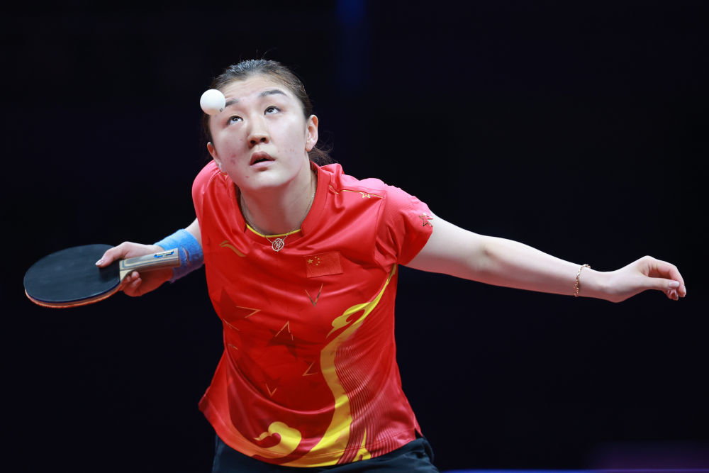 9月26日,中国队选手陈梦在比赛中发球,她以3比2战胜日本队选手平野美