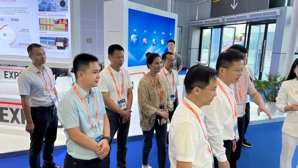 罗城县委党委书记张联松(中),罗城县委副书记,县长吴国军(右) )