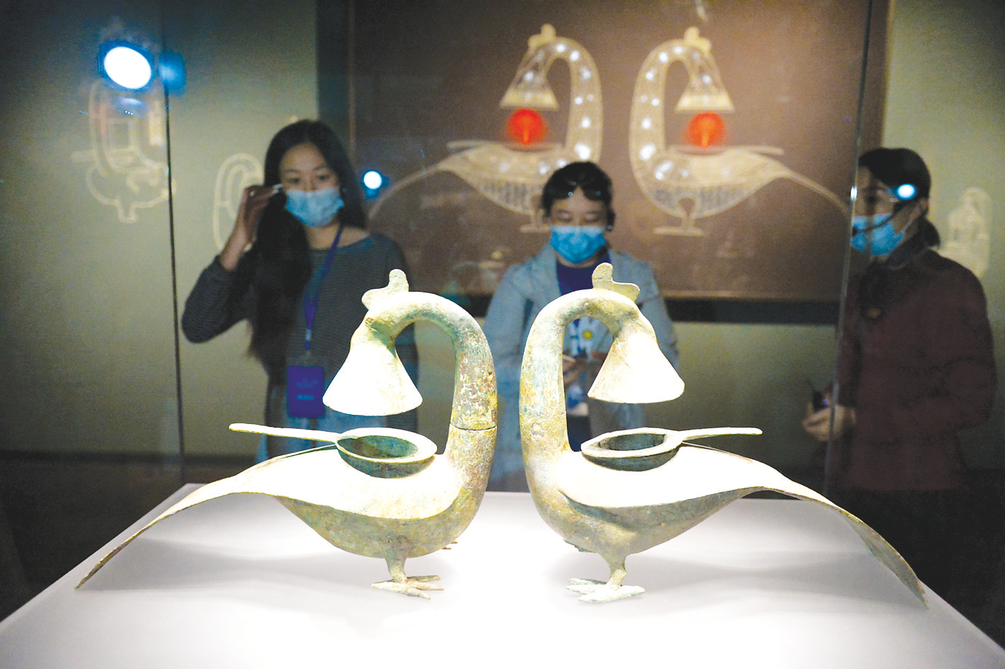 游客在广西博物馆参观广西古代文明陈列-西汉羽纹铜凤灯■本报记者