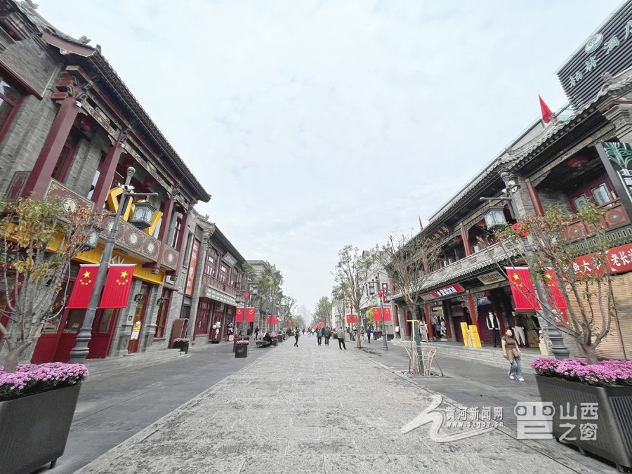 图为钟楼街步行街街景.