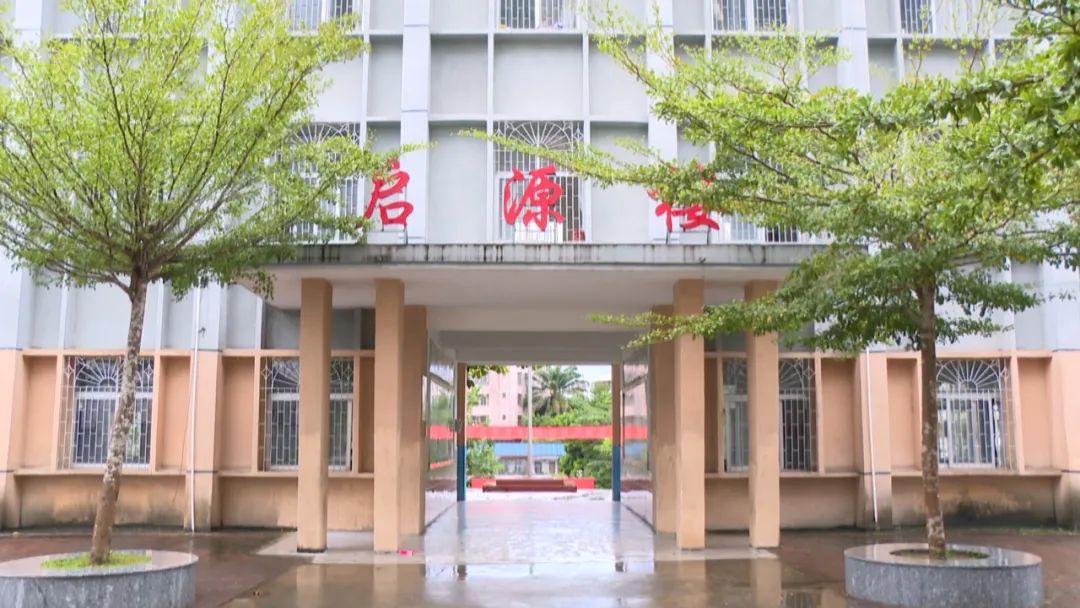 海南省国兴中学保亭学校副校长王光利说:"经过半年多的前期准备,我们