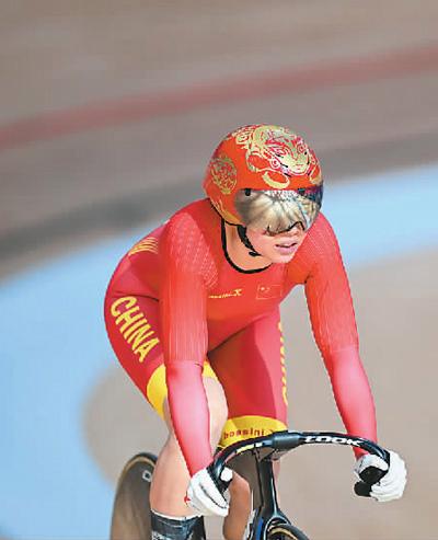 9月26日,中国队选手鲍珊菊在场地自行车女子团体竞速赛第一轮比赛中.