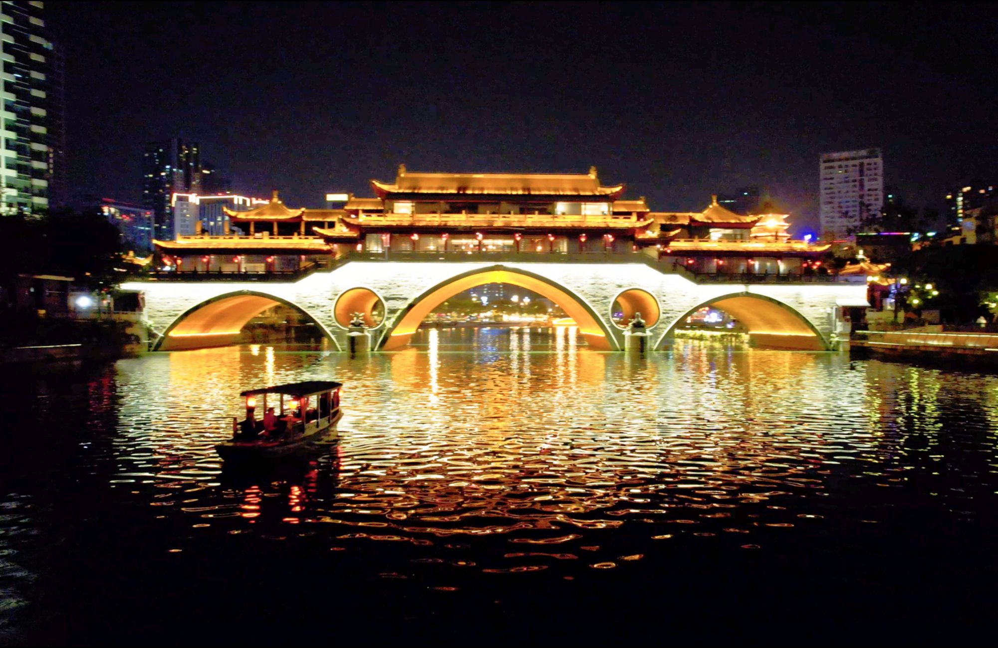 东郊记忆,是成都工业记忆的地标,夜晚的东郊记忆,在灯光的映照,美不