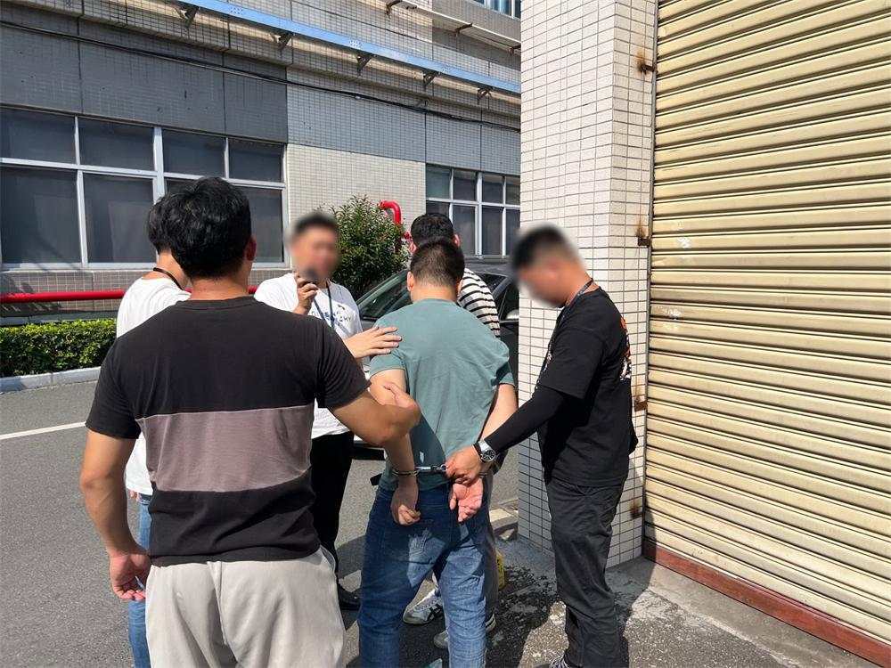 中山公安机关在行动中抓捕犯罪嫌疑人
