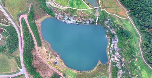 山东胶东在线首席摄影记者李刚9月26日航拍的灵山视频截图。李刚 摄