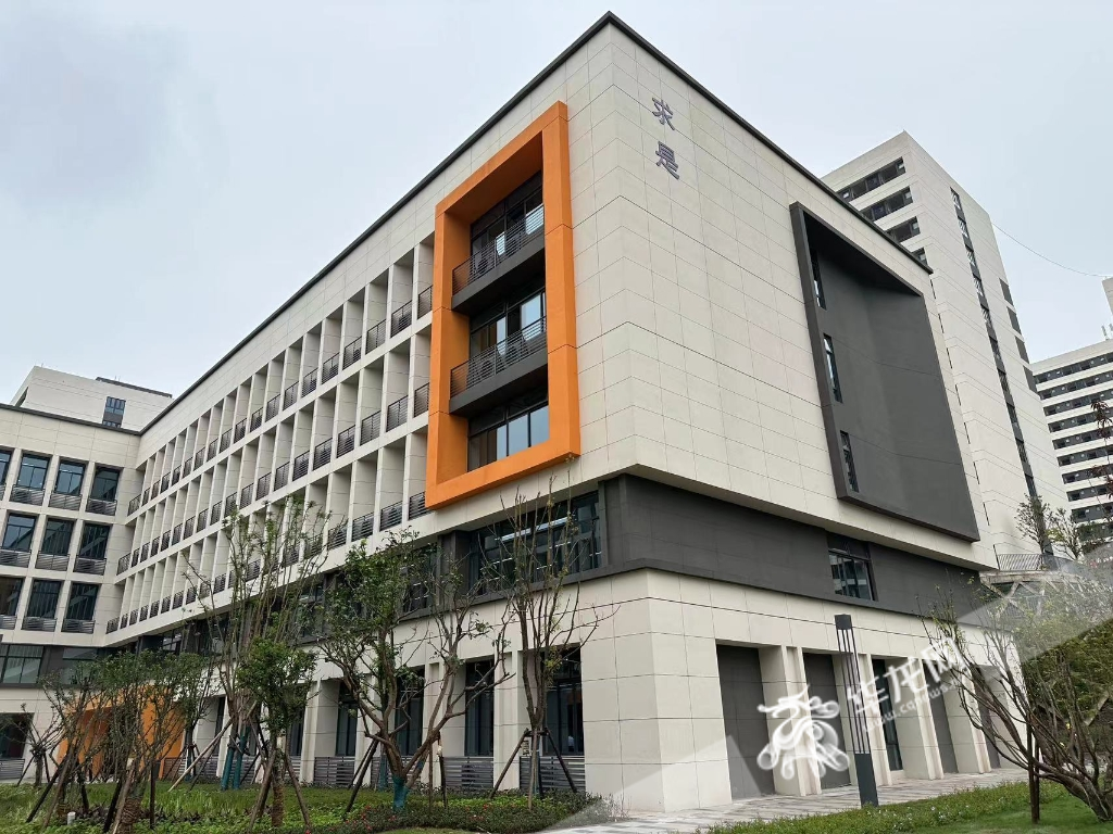 重庆城市科技学院巴南校区教学楼. 华龙网记者 刘钊 摄