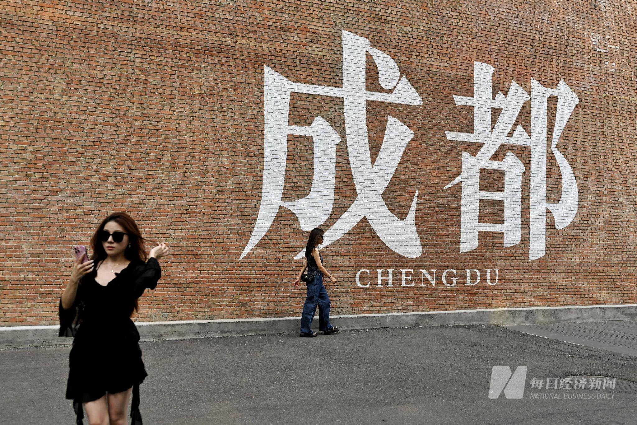 外地游客打卡位于东郊记忆的"网红墙" 图片来源:每经记者 谢陶 摄