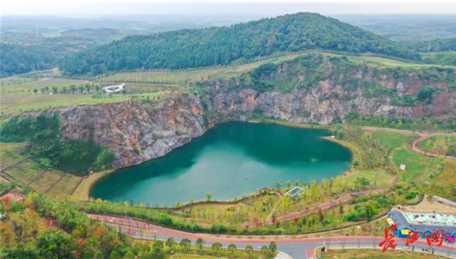 9月26日航拍视角下的江夏灵山生态文化旅游区。长江网记者吕诗文 摄