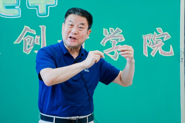 中国工程院院士樊邦奎为学生科普无人机知识.学校供图