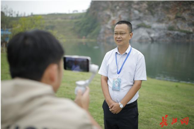 9月26日，江夏区物控集团矿苑公司经理张纯洁在江夏灵山生态文化旅游区接受各地记者采访。长江网记者吕诗文 摄