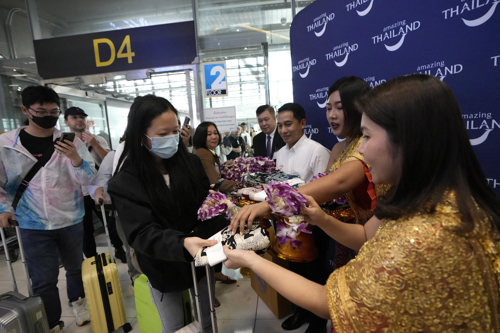 ▲入境泰国的中国游客在机场获赠礼品 图据视觉中国