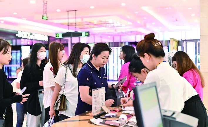 消费者在卓展购物中心长春店排队结账. 李依南 摄